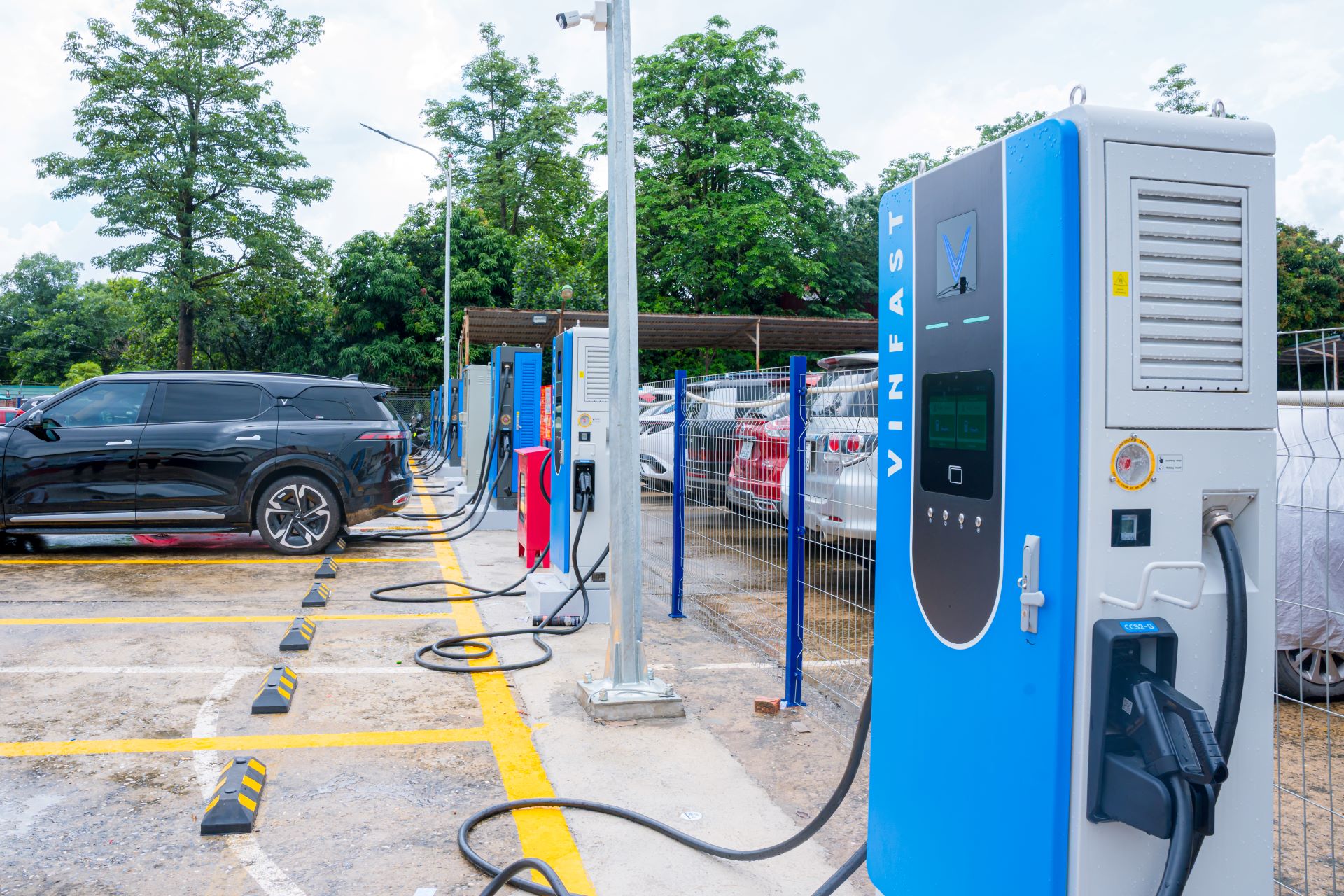 Trạm sạc V-Green xuất hiện khắp nơi tại Hà Nội, tài xế nói “tiện hơn đổ xăng”