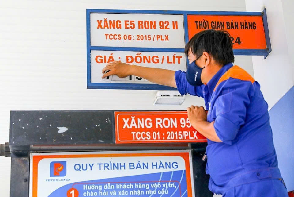 Giá xăng dầu đồng loạt tăng lần thứ ba, cao nhất hơn 100 đồnglít
