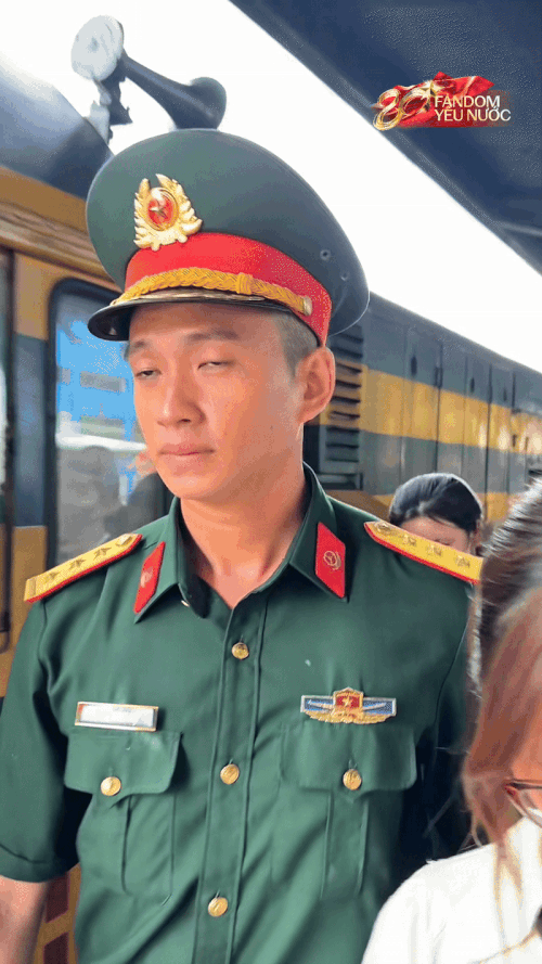 Thượng úy Lê Hoàng Hiệp đã về tới TP HCM, chật vật di chuyển vì bị nhiều người vây kín