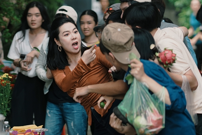 Tập tục cúng cô hồn lên màn ảnh Việt, Lê Khánh giành giật hết mình