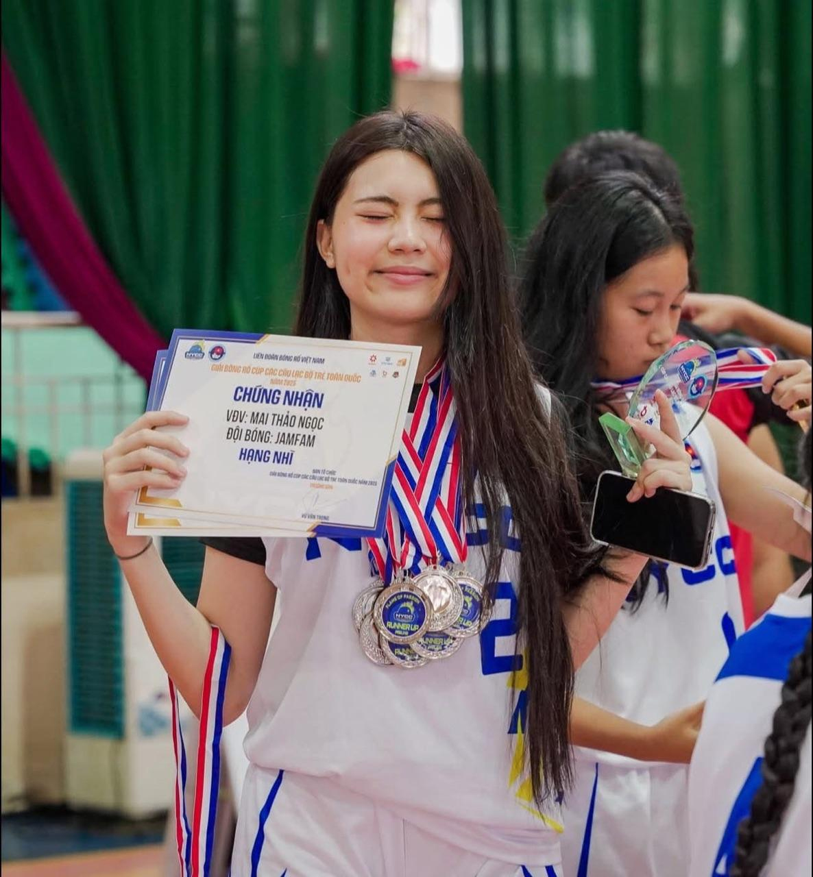 Con gái MC Quyền Linh vừa bị team qua đường chụp lén, nhan sắc thật gây ngỡ ngàng