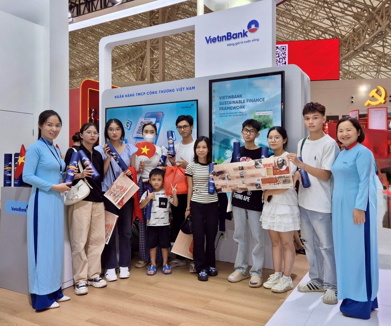 Nhận quà khi check-in gian hàng VietinBank tại Triển lãm thành tựu đất nước