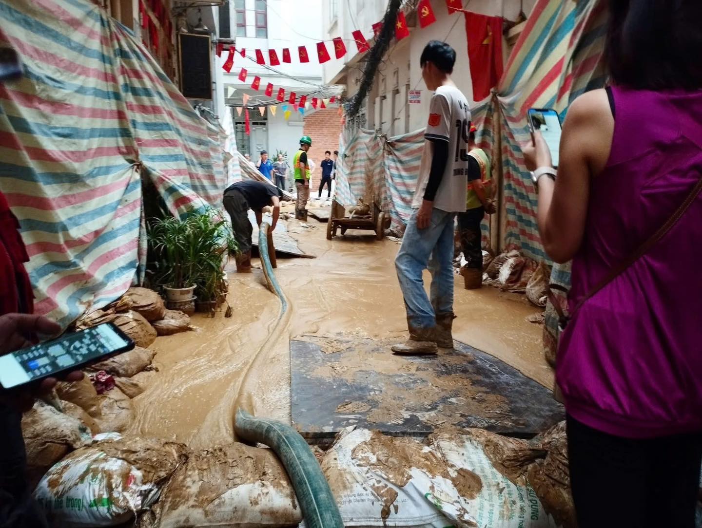 Bùn trào lên mặt đất tại ngõ 7 Giang Văn Minh trong quá trình thi công tuyến Metro Nhổn - ga Hà Nội