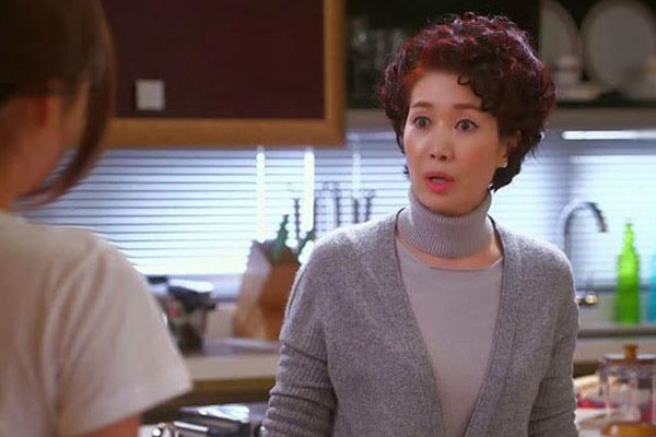 Con dâu cãi mẹ chồng chem chẻm, trước mặt họ hàng tuyên bố không phải osin