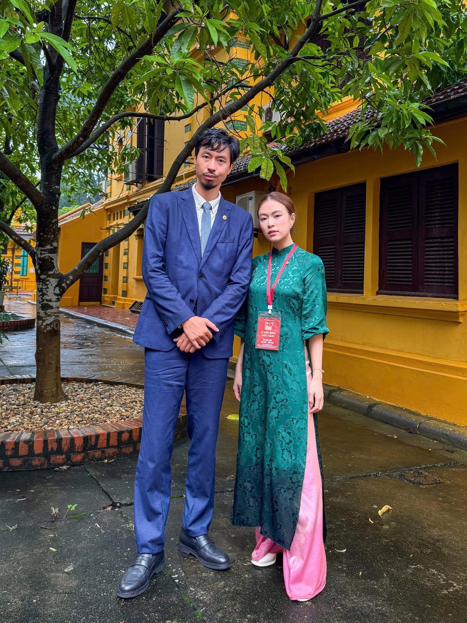 Hoàng Thùy Linh  Đen Vâu lộ ảnh thân thiết 