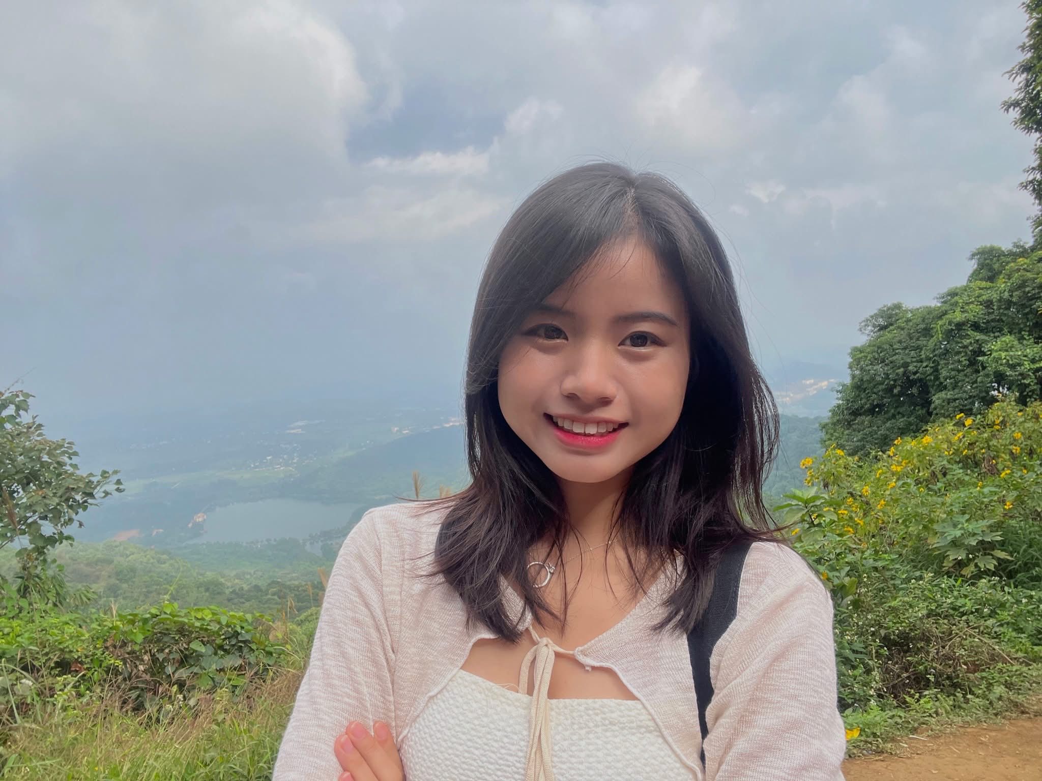 Danh tính tân bác sĩ nội trú khiến cư dân mạng phát sốt vì mặt xinh học đỉnh