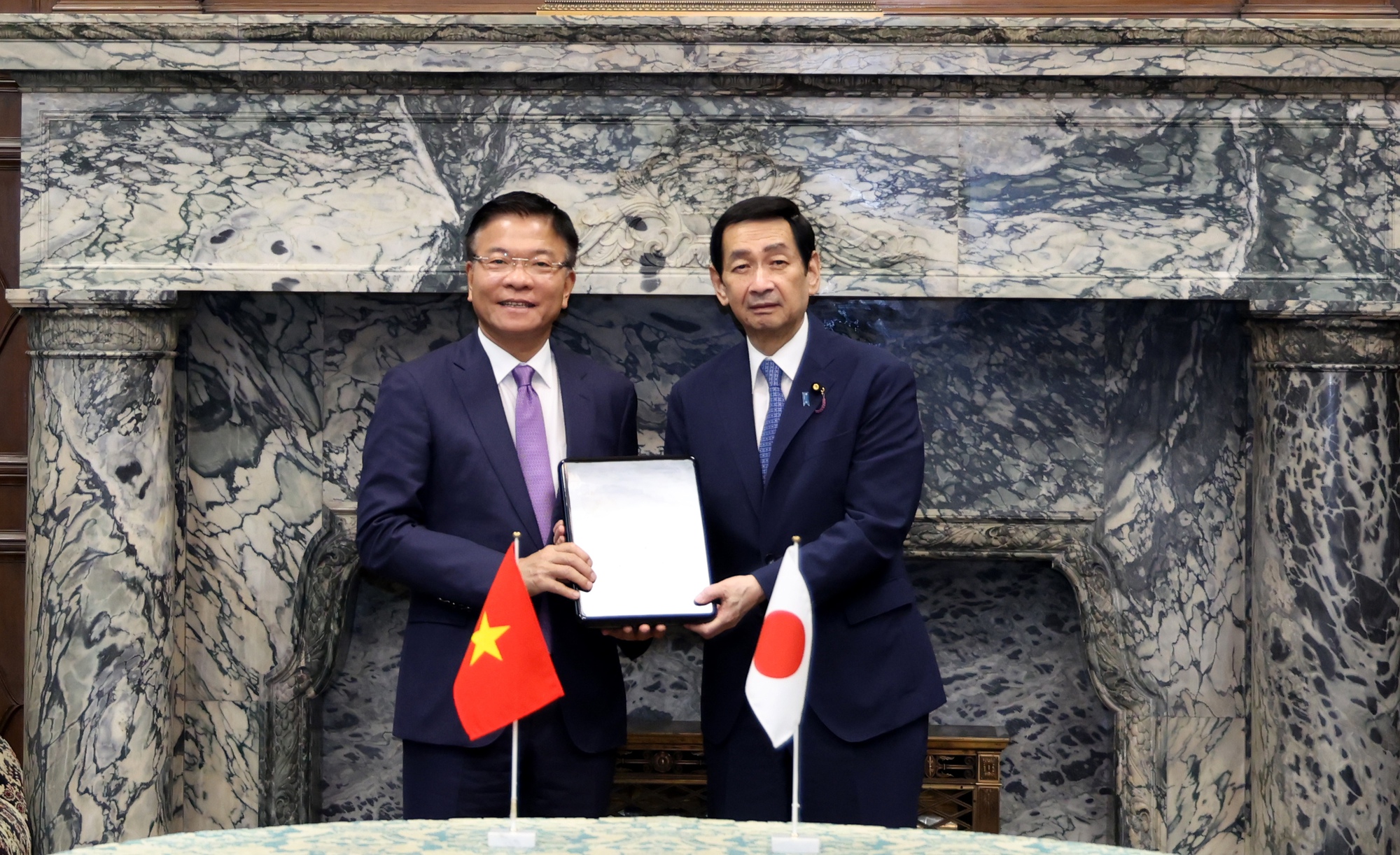 Phó Thủ tướng Lê Thành Long hội kiến Chủ tịch Thượng viện Nhật Bản