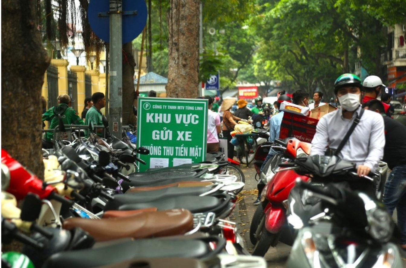 Hà Nội yêu cầu làm rõ vụ bãi xe bị tố thu “chênh” khi trả không tiền mặt