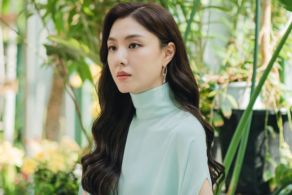 Đưa mẹ chồng đi massage thư giãn, tôi sững người khi thấy chồng từ thang máy bước ra