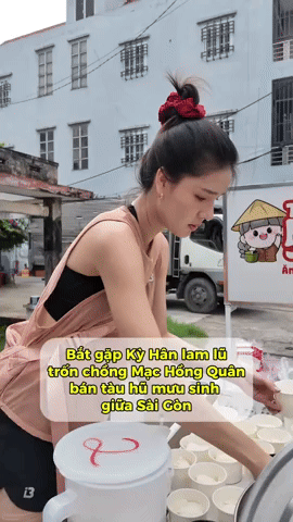 Xôn xao clip Kỳ Hân - vợ Mạc Hồng Quân vất vả bán tàu hũ ở vỉa hè mưu sinh