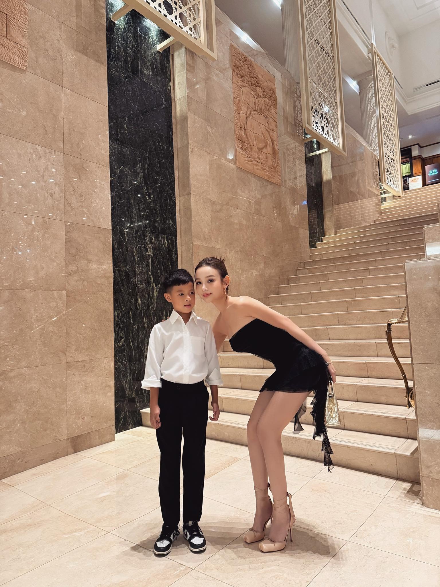 Hiếm khi xuất hiện, diện mạo quý tử nhà Huyền Baby lập tức gây sốt