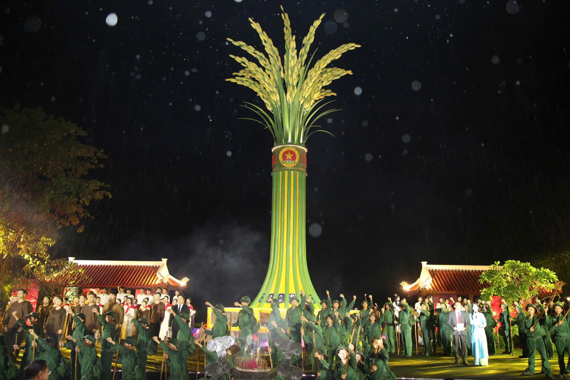 “Lời tri ân – Dòng sông hoa lửa” Đêm nghệ thuật tái hiện huyền thoại bến phà Long Đại