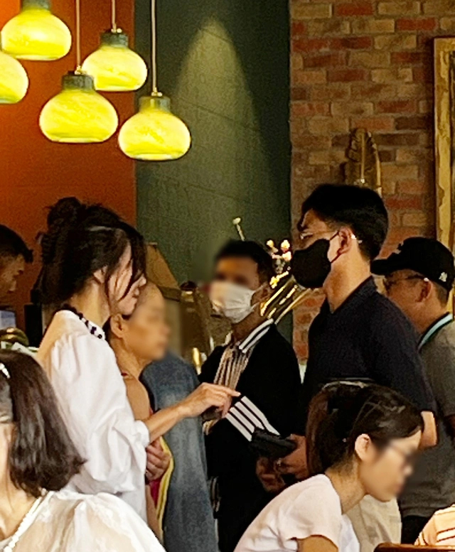 Rò rỉ clip tổng tài đến xin lỗi nhân viên quán cà phê nhưng bị từ chối