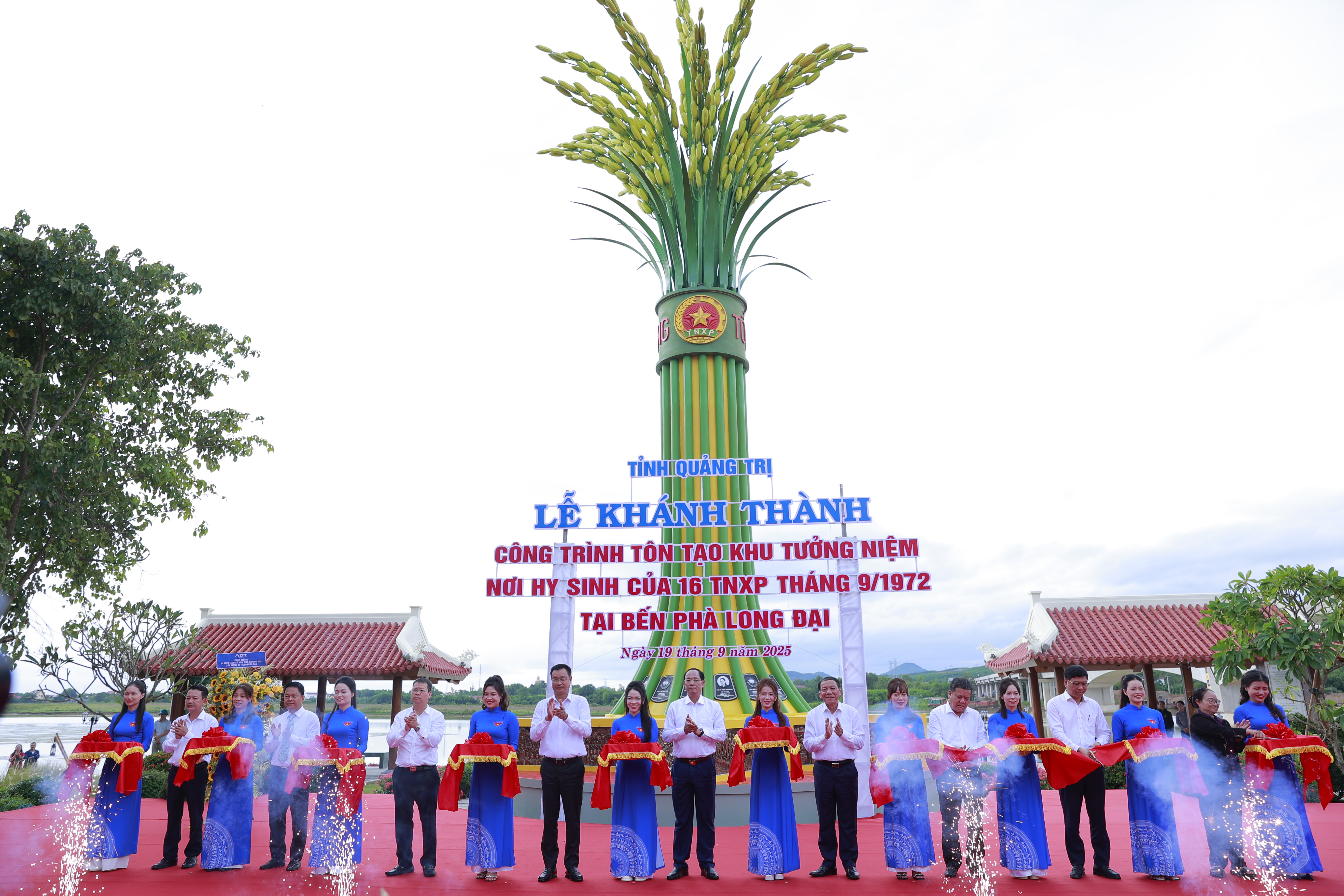 Khánh thành Khu tưởng niệm thanh niên xung phong hy sinh tại bến phà Long Đại