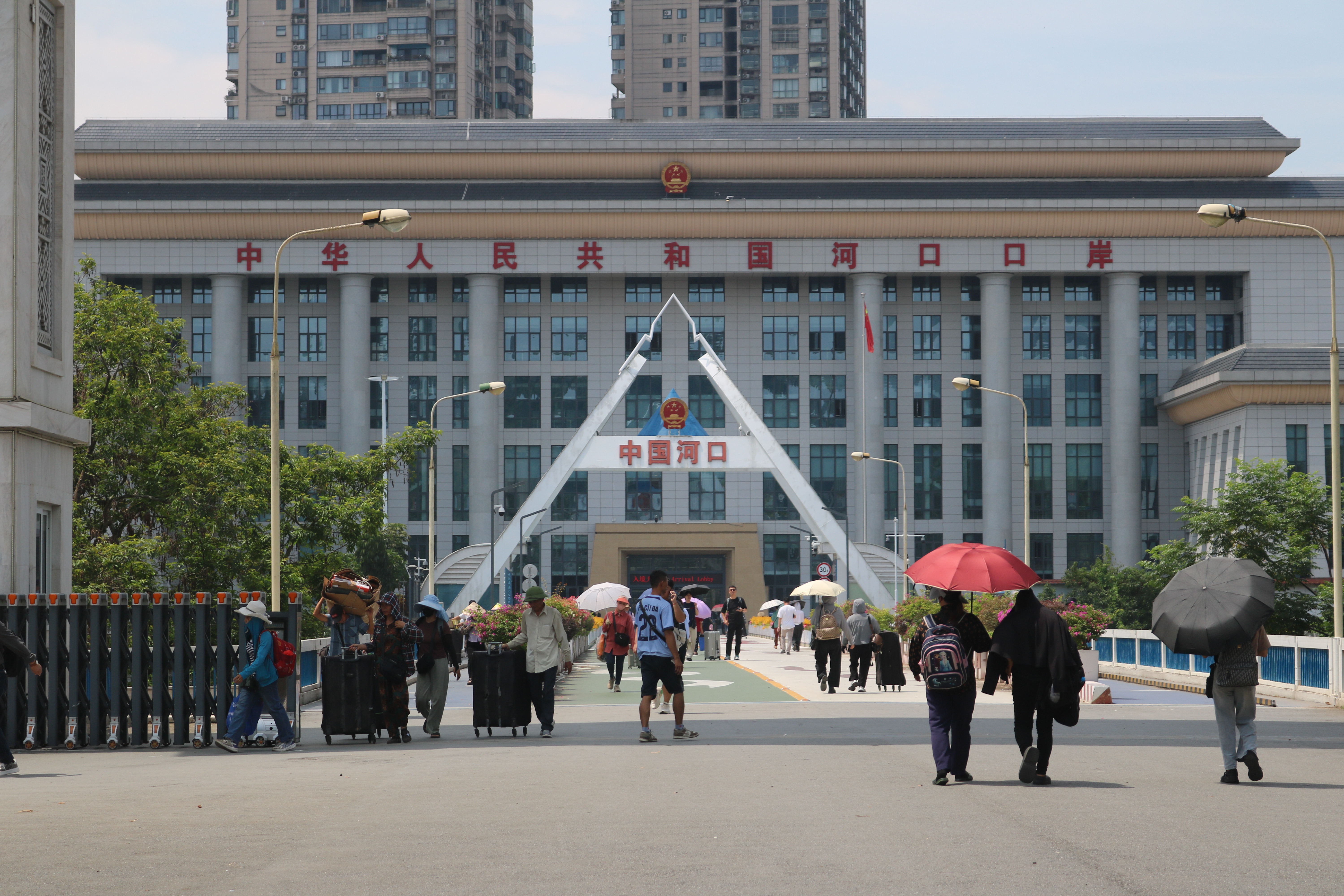 Vạch trần chiêu trò “xách tay” hàng hoá của những con buôn vùng biên