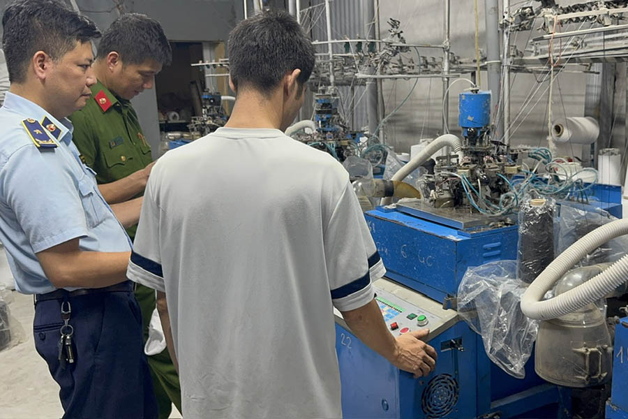 Hà Nội Phát hiện hàng nghìn đôi tất gắn nhãn NIKE, UNIQLO nghi giả mạo