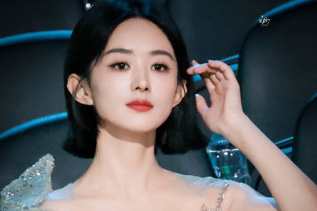 Con trai Triệu Lệ Dĩnh bị lộ mặt và phản ứng không ngờ của nữ diễn viên