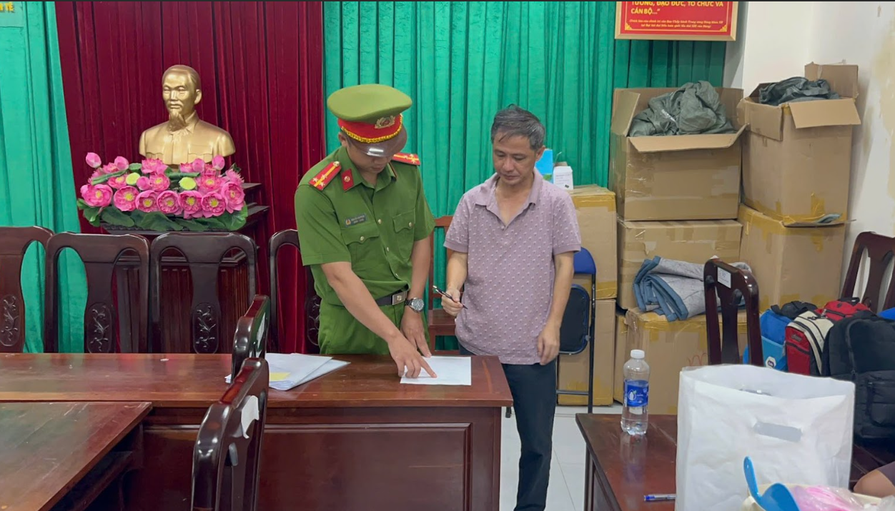 Triệt phá đường dây buôn lậu “núp bóng” Công ty nội thất Khang Minh