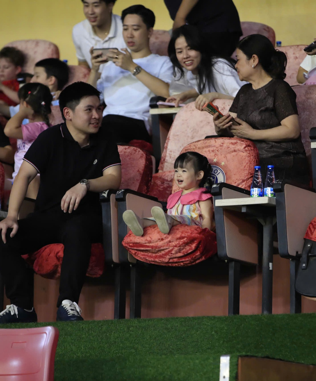 Loạt biểu cảm đáng yêu của con gái Đỗ Mỹ Linh khi ra SVĐ xem bóng đá cùng bố Chủ tịch
