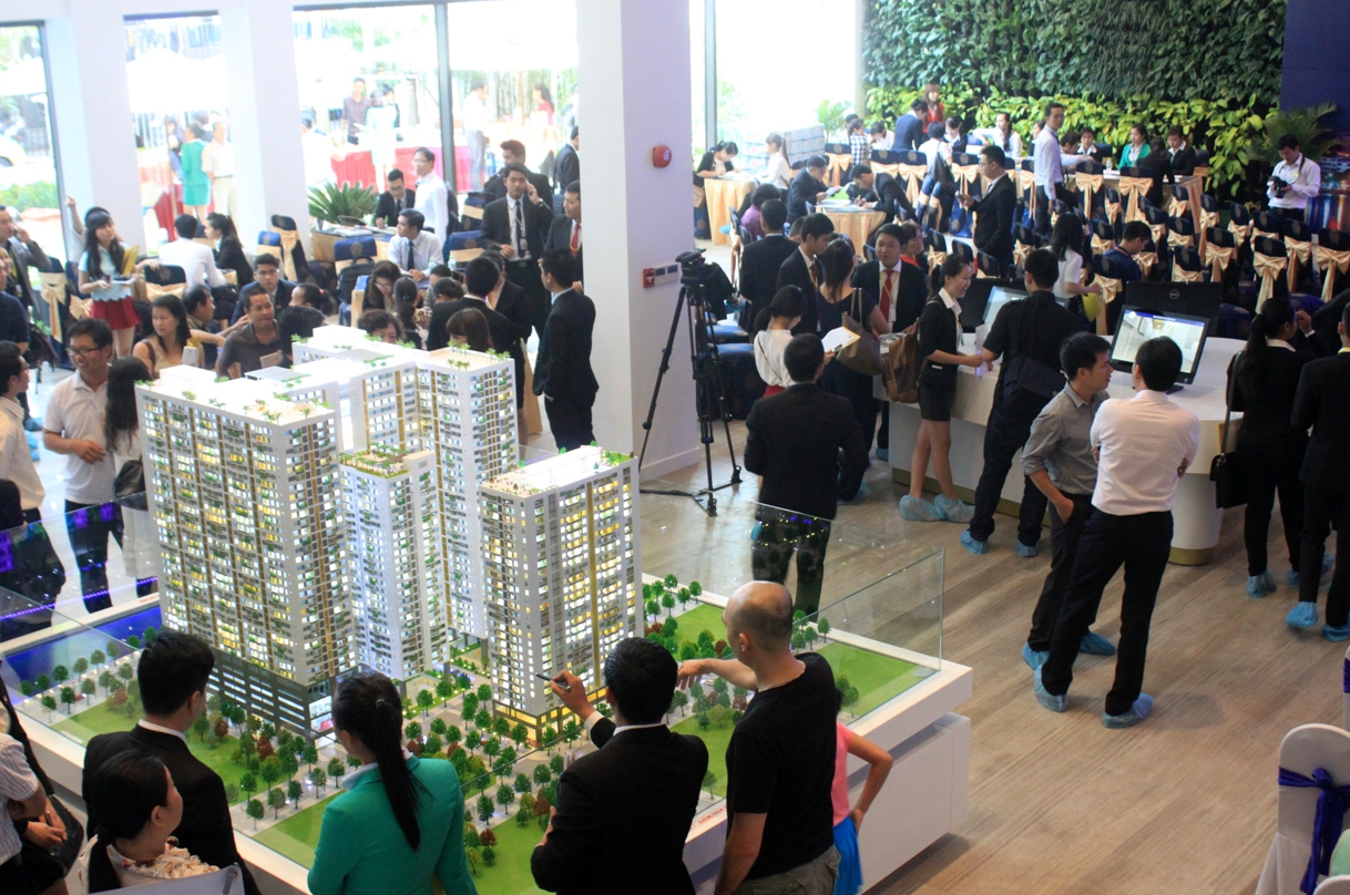 Thu nhập tăng chậm, giá nhà leo thang khiến nhiều gia đình trẻ Hà Nội bế tắc tìm chỗ an cư