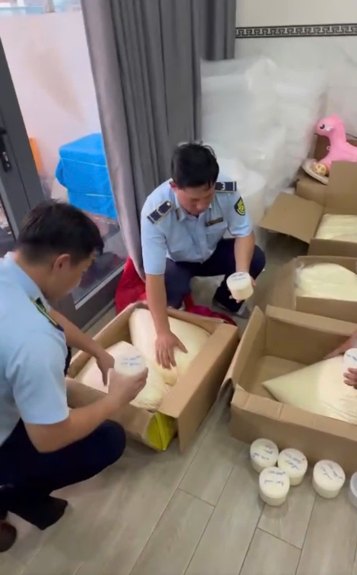 Phát hiện hàng trăm ký kem trộn không rõ nguồn gốc