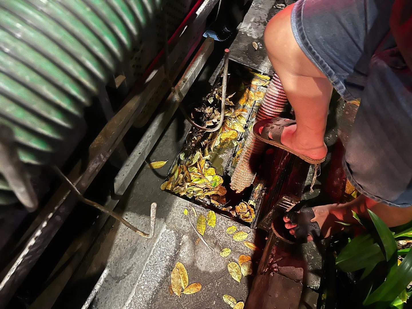 Ổ nhóm lén xả 50m³ chất thải xuống sông Tô Lịch bị triệt phá