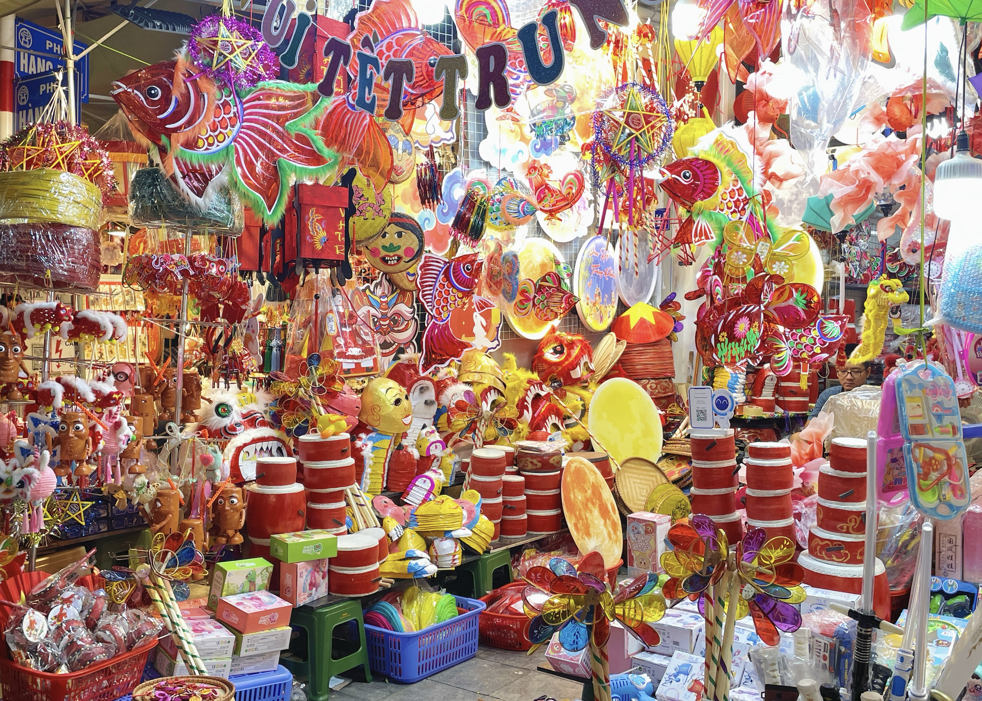 Phố Hàng Mã rực rỡ sắc màu, rộn ràng đón Trung thu