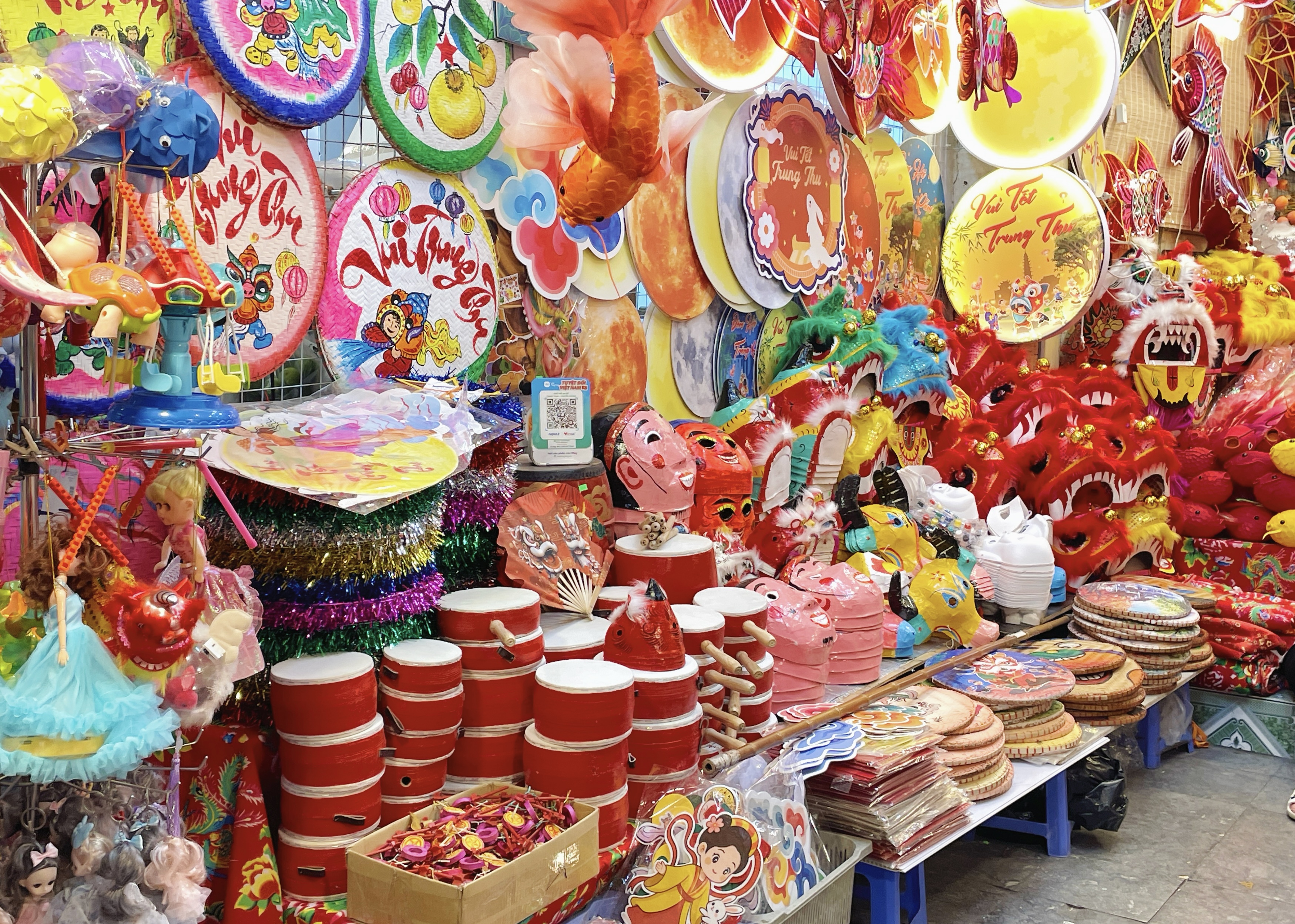 Đồ lưu niệm Trung thu vào mùa Chợ truyền thống rộn ràng, sàn online tấp nập