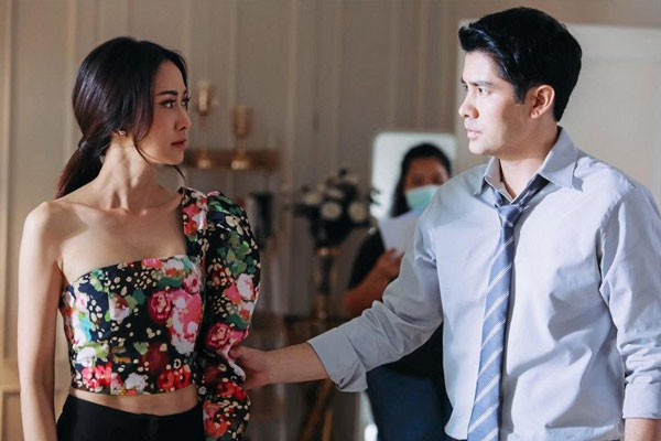 Sinh nhật con, vợ vẫn lao đi tiếp khách kiếm tiền, tôi lặng nhìn con rơi nước mắt