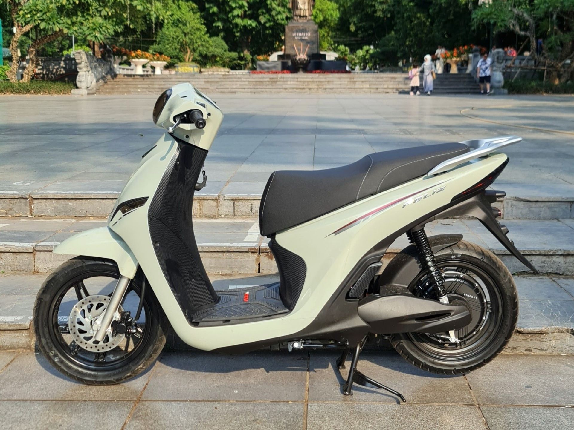 Họa sĩ 40 tuổi “phải lòng” VinFast Feliz “Không muốn quay lại xe xăng sau khi đã trải nghiệm”