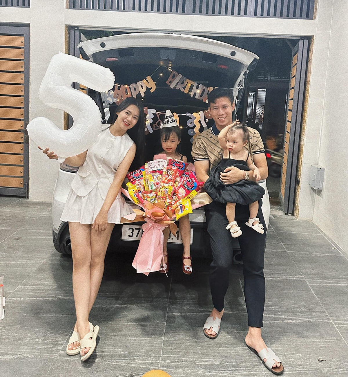 Vợ Quế Ngọc Hải sốc ngất khi nhà bị bay cả giếng trời, nước tràn khắp nơi vì bão số 10