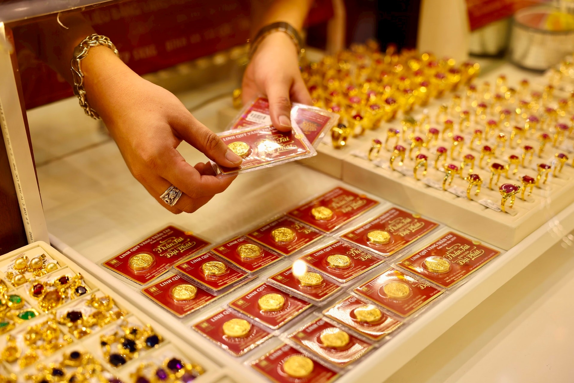 Khoảng cách giá vàng trong nước và thế giới thu hẹp gần 33% so với đỉnh đầu tháng 9