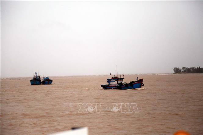 Quảng Trị huy động drone cỡ lớn tìm kiếm 9 thuyền viên mất tích trên sông Gianh