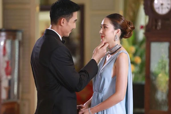 Trót ngã vào lưới tình với sếp nữ hơn 10 tuổi, tôi rút chân không nổi