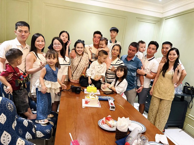 Vợ Đỗ Duy Mạnh để mặt mộc, ăn mặc xuề xòa trong tiệc sinh nhật chồng