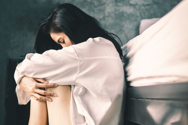 Đi làm tích cóp gửi tiền về báo hiếu bố mẹ, một hôm vô tình mở cuốn sổ tiết kiệm của mẹ ra khiến tôi lặng người