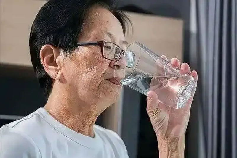 Bác sĩ cảnh báo Người thận yếu sau khi uống nước sẽ có 3 dấu hiệu bất thường