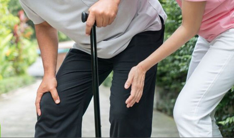 Cụ ông 70 tuổi đi đứng chân trái run rẩy, hóa ra là dấu hiệu đột quỵ! Bác sĩ tiết lộ 3 dấu hiệu đột quỵ không điển hình
