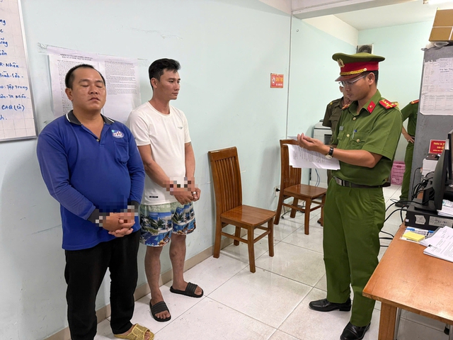 TPHCM bắt hai đối tượng sản xuất nước uống đóng chai giả thương hiệu nổi tiếng