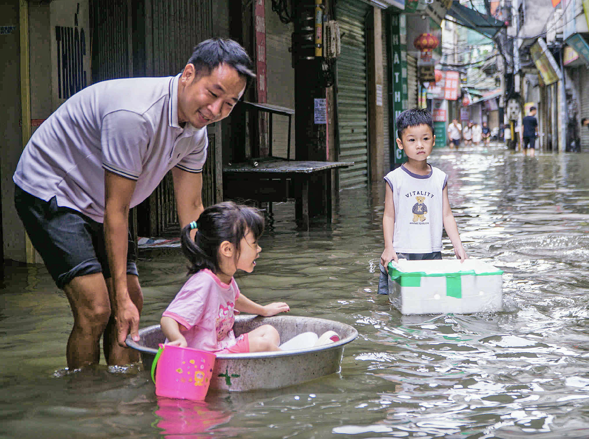 Hà Nội sau mưa lớn Nhiều trường đón học sinh trở lại, một số vẫn duy trì học online do ngập úng