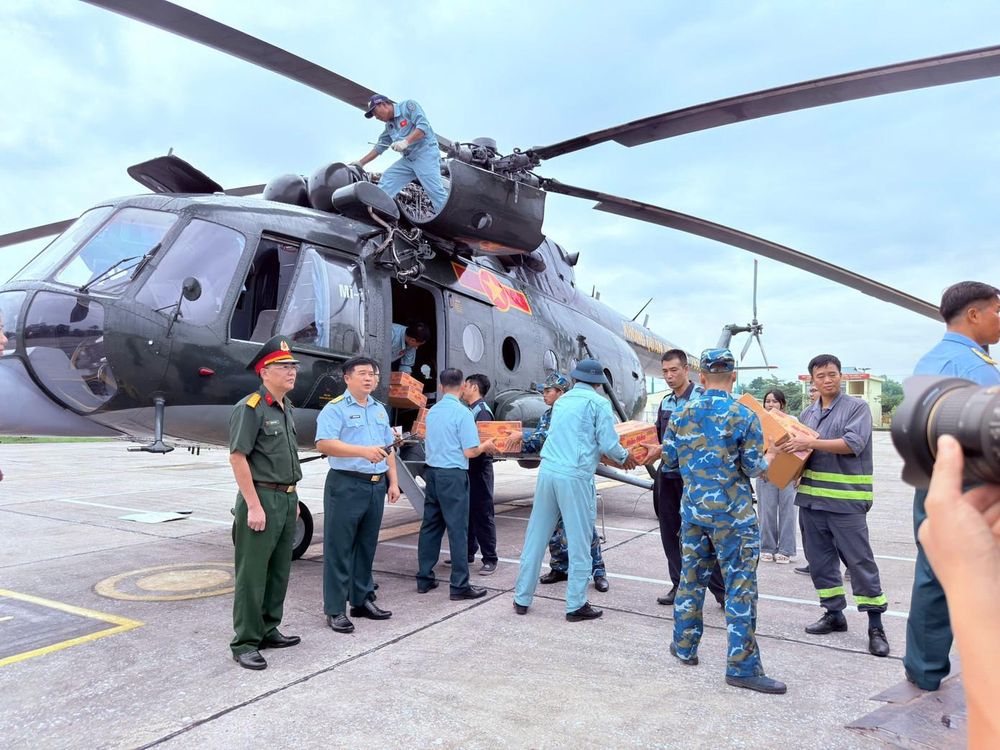 Bộ Quốc phòng điều trực thăng chở hàng cứu trợ người dân Lạng Sơn