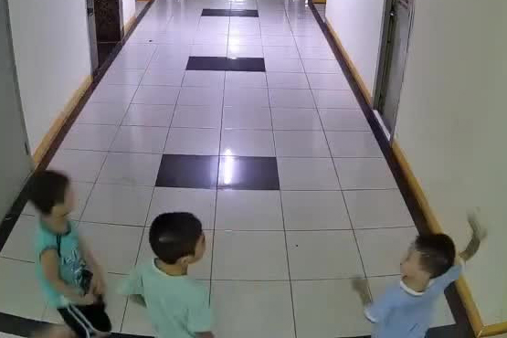 Bất ngờ số tiền đền bù của 3 gia đình có con ném dép khiến 2 thang máy hỏng nặng