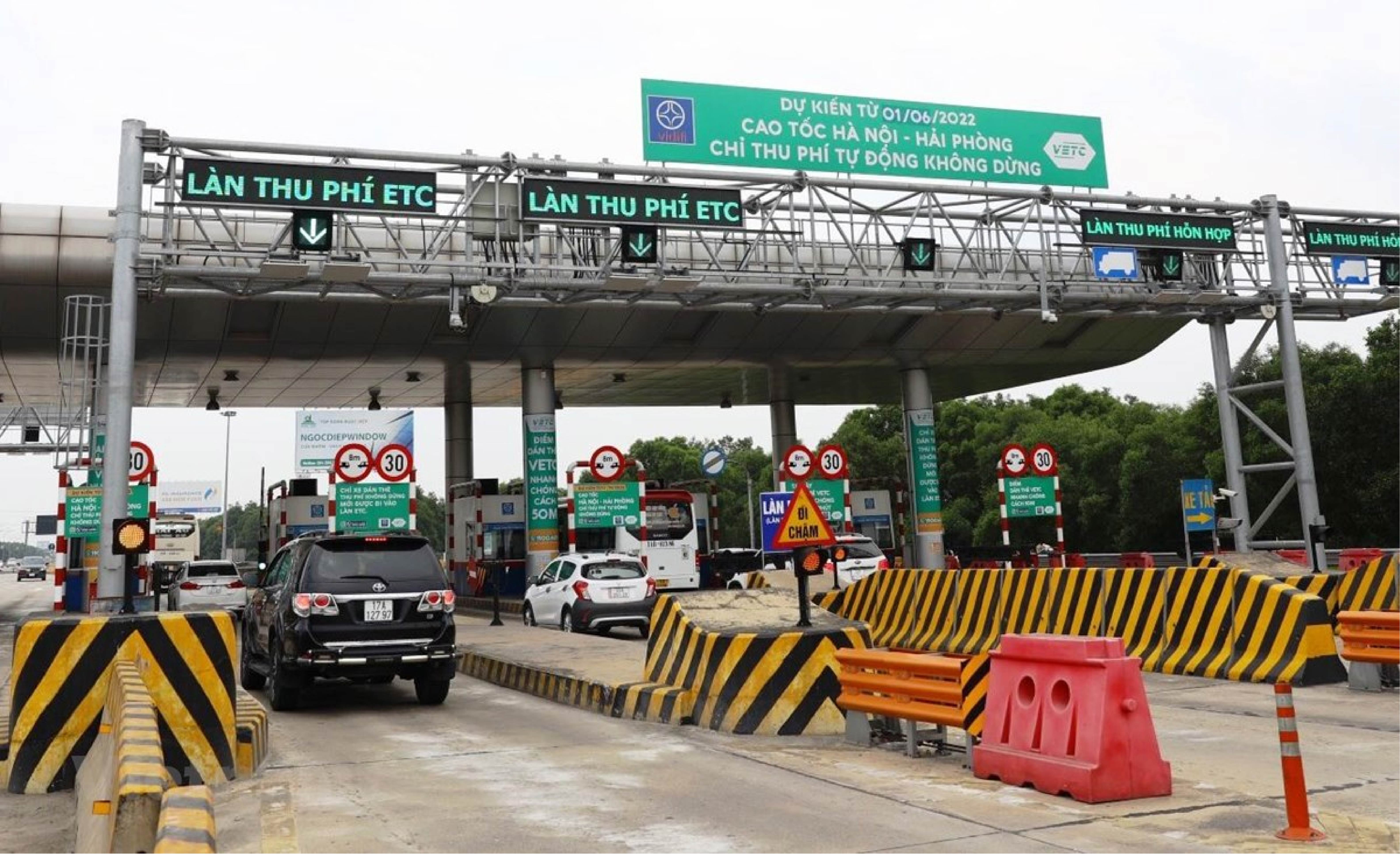 Miễn phí qua trạm thu phí cho các xe chở hàng cứu trợ bão lũ