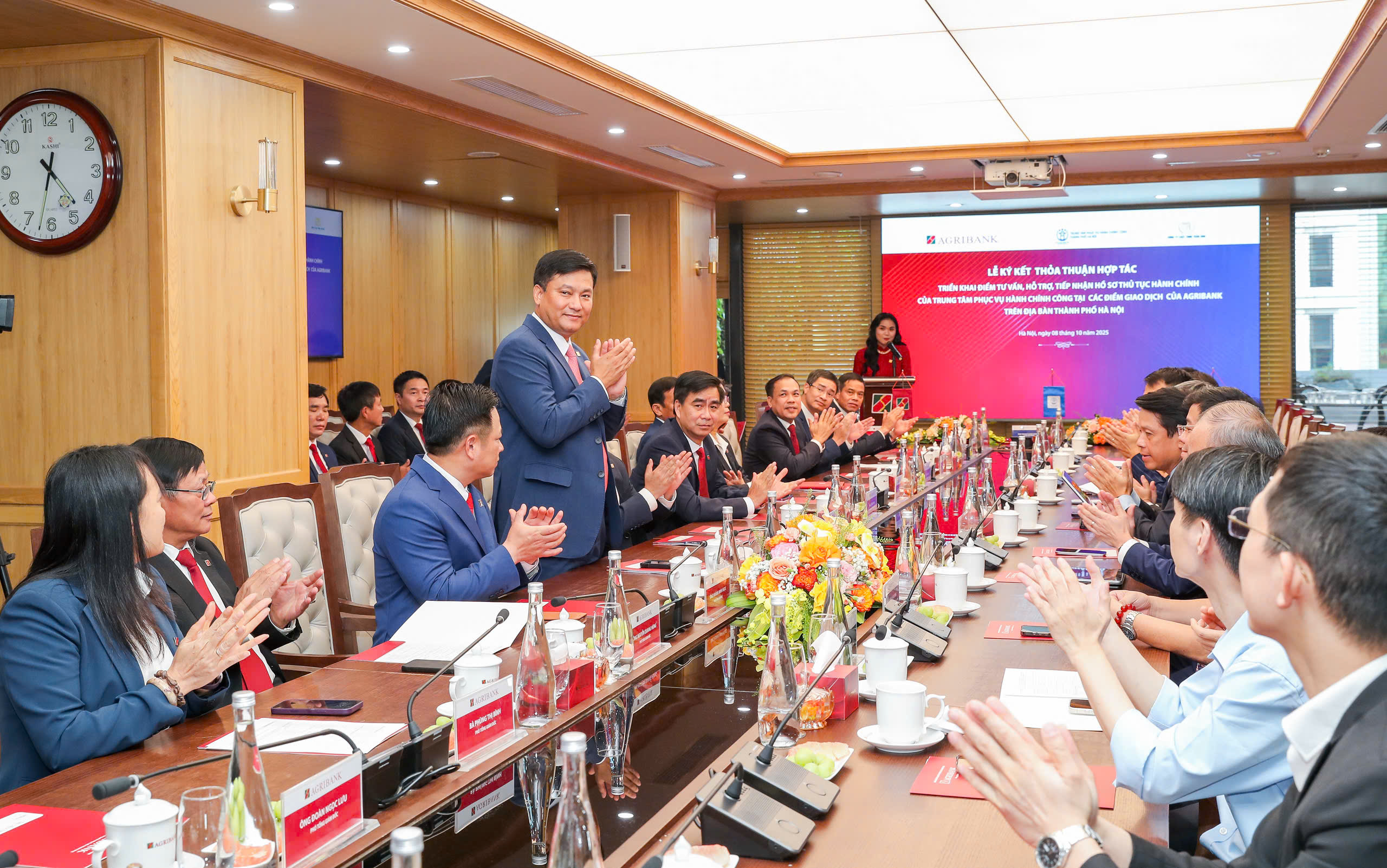 Agribank và Trung tâm Phục vụ Hành chính công TP Hà Nội hợp tác triển khai mô hình hỗ trợ người dân thực hiện dịch vụ công tại điểm giao dịch của ngân hàng