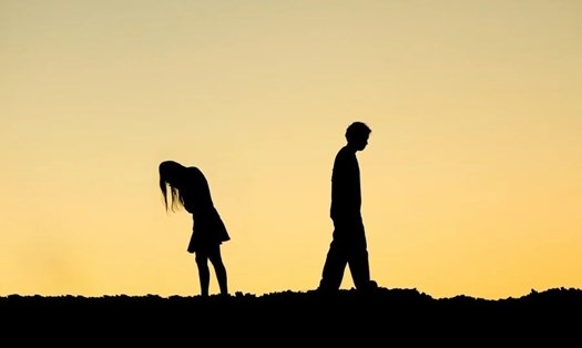 Trong tình yêu, sự im lặng đôi khi còn tàn nhẫn hơn cả lời nói dối
