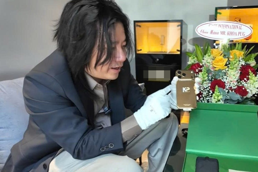 Khoa Pug gây sốc khi đập hộp chiếc điện thoại Iphone 17 giá 300 triệu