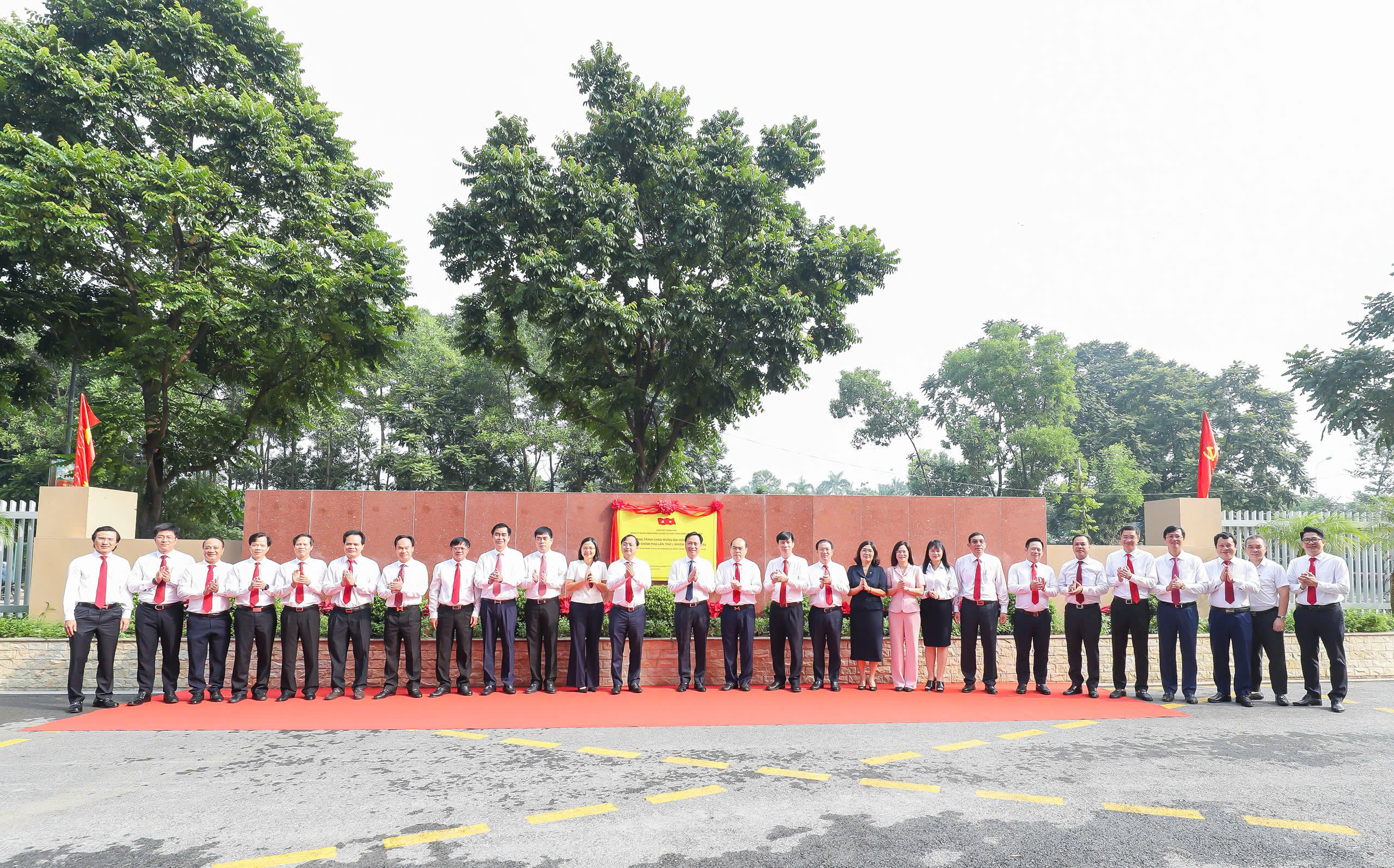 Đảng ủy Agribank gắn biển công trình chào mừng Đại hội đại biểu Đảng bộ Chính phủ lần thứ I, nhiệm kỳ 2025-2030