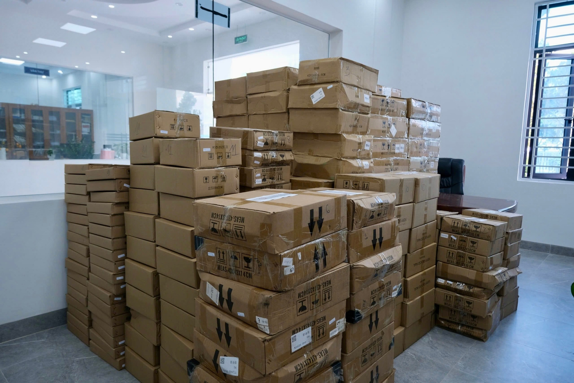 Lâm Đồng Phát hiện hơn 20.000 chai sơn móng tay không rõ nguồn gốc