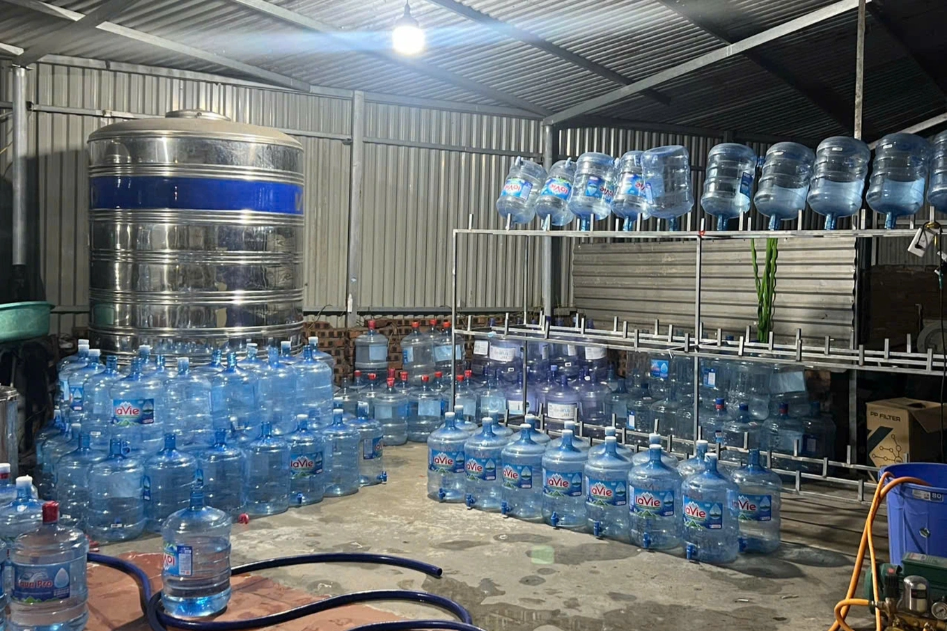  Hà Nội Khoảng 20.000 bình nước Lavie giả đã được bán cho người dân