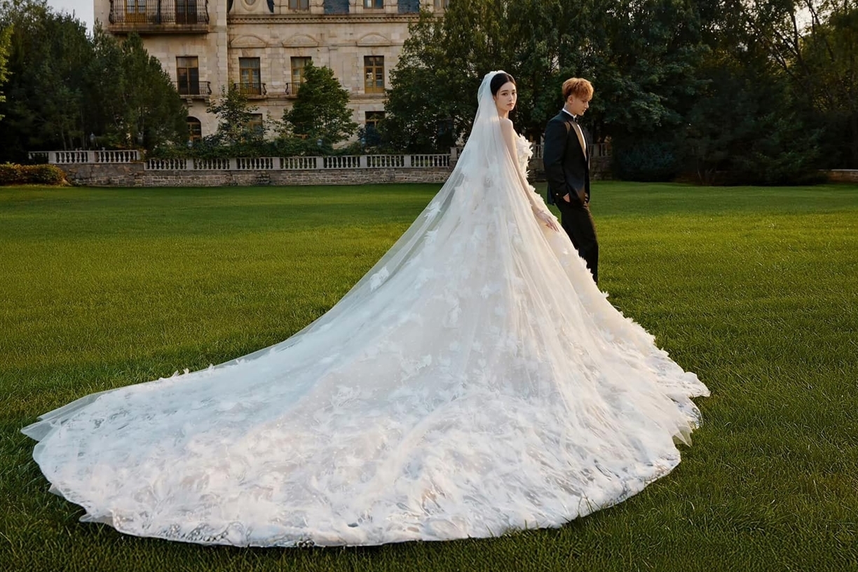 Trọn bộ ảnh cưới của cặp đôi chủ tịch - nàng thơ chấn động showbiz